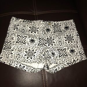J Crew Size 6 black & white floral shorts STRETCH
